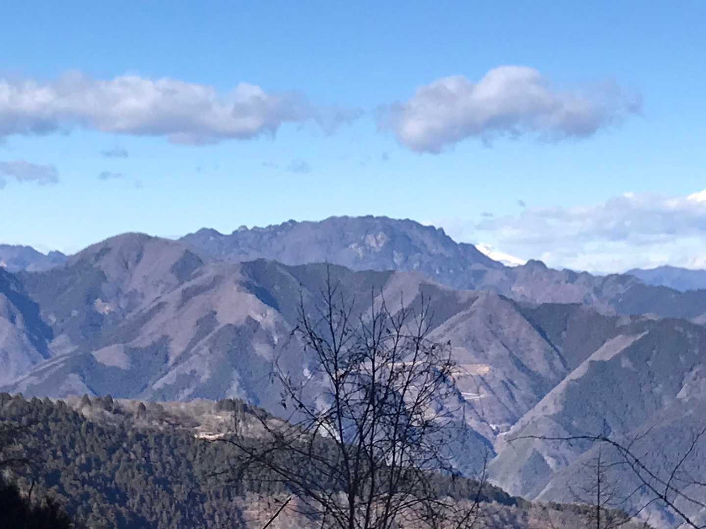 威圧感たっぷりの両神山