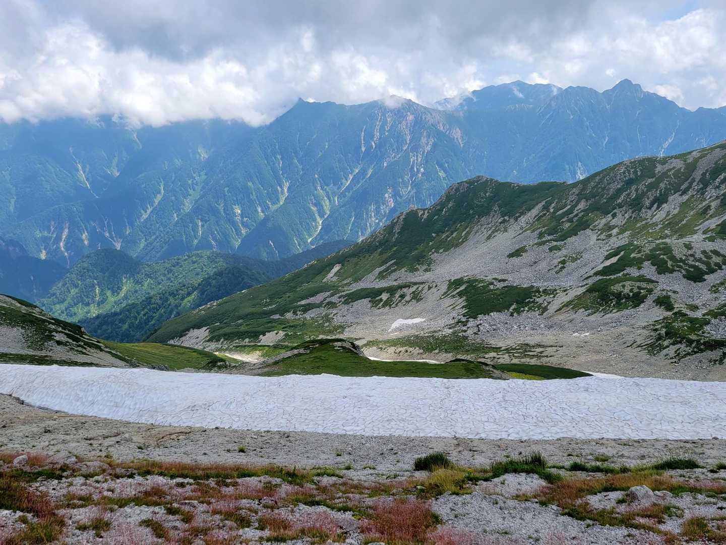 後立山連峰。
右手奥に、針ノ木岳と蓮華岳。