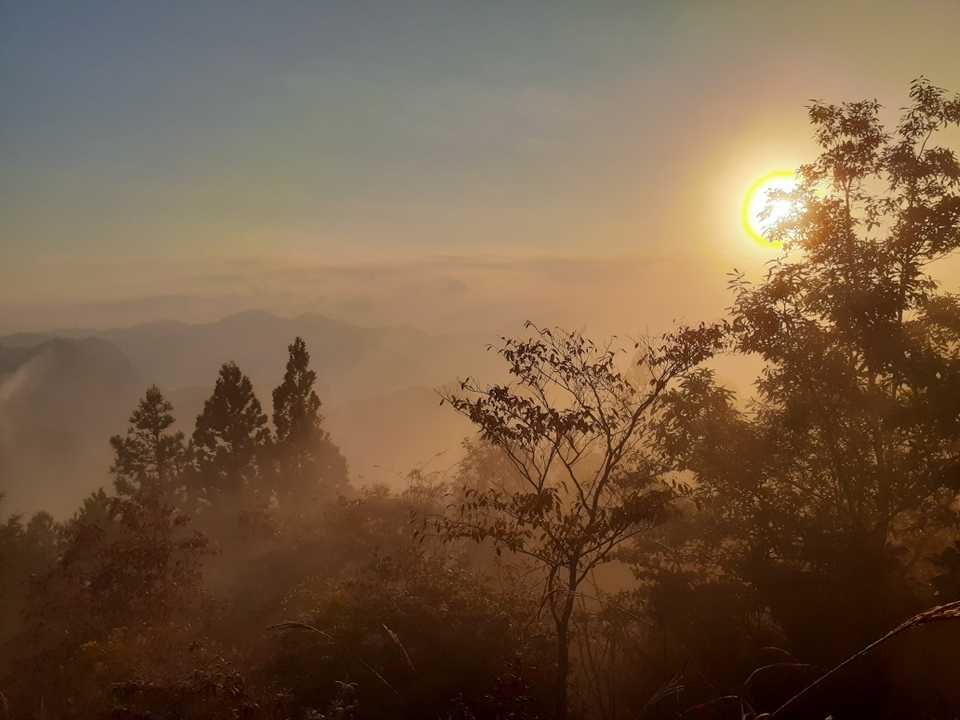 住塚山に到着‼️
下におりていたガスが上にあがり出し…
美しい風景をつくり出してくれています。