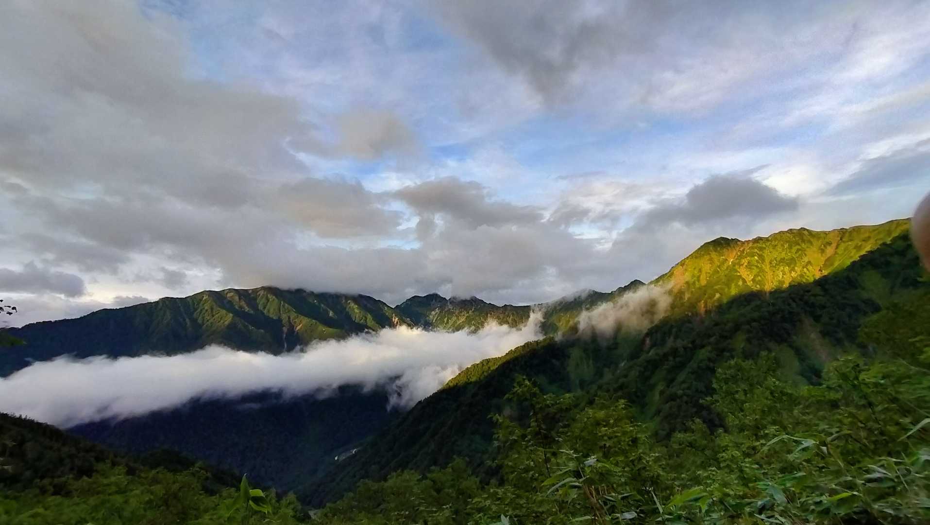 パラパラ程度。白馬は雲の中やったので、この山域は正解。