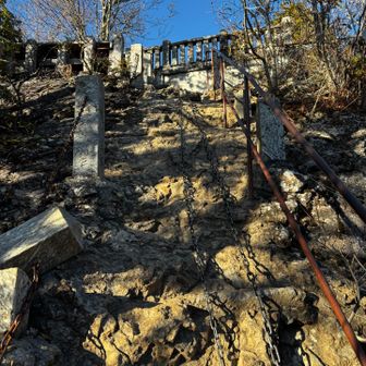 最後は鎖
階段だったのが崩れてこうなってる感じですかね🤔