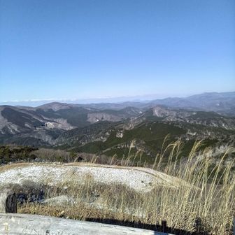 山頂から北東方向。写真だと分かりにくいですが、三瓶山などが見えています