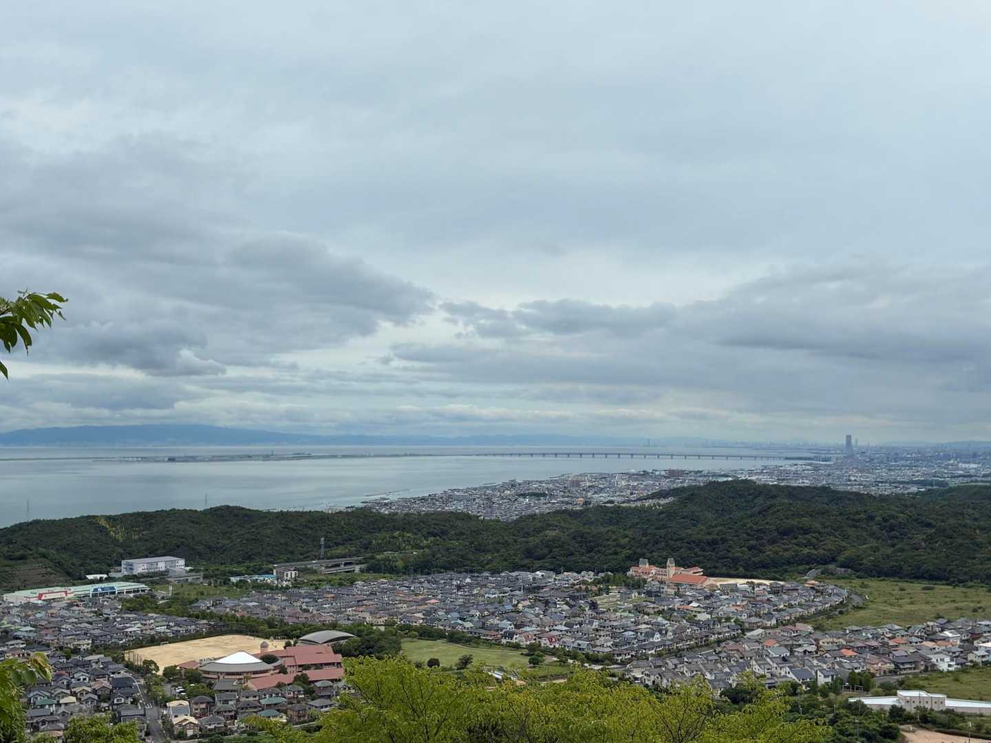 階段を登り切ると大阪湾がクッキリ
神戸六甲明石海峡大阪湾泉州の街並みがズラリ