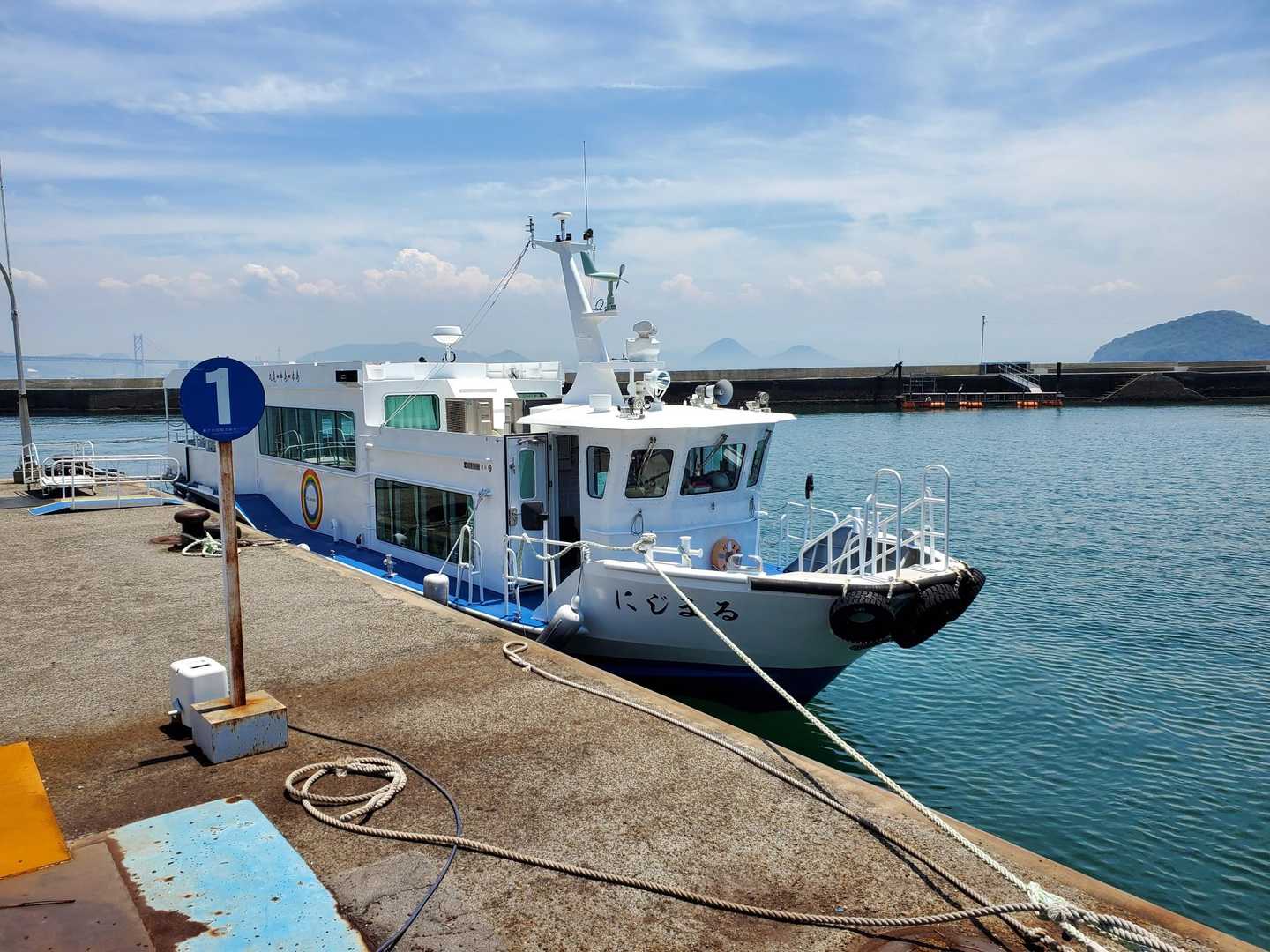 途中…牛島にも立ち寄りましたが、それでも丸亀港から25分で本島港に着きました🛥️
