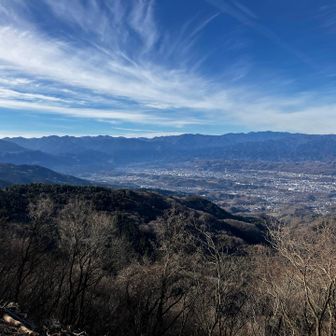 秩父の街並み。武甲山も。