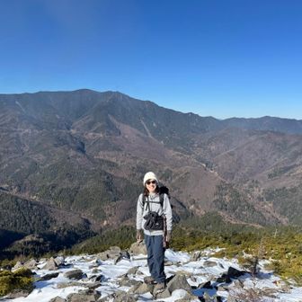 私の後に2名×2…物好きは5名いましたよ😆

乾徳山からは往復2時間弱、割と並行移動で来れてこの絶景✨
もっとたくさんの人が訪れてもいいのになぁと思う😌
