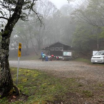 避難小屋の横は駐車場
今日はガラガラですね
