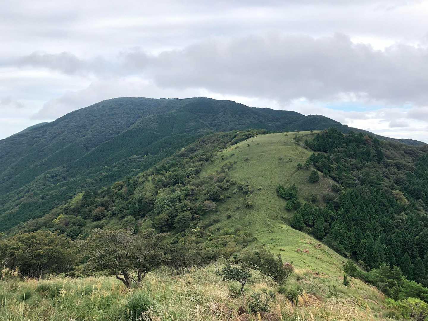 赤石ヶ岳から登山口へ向かって下りてきました。
左前方のどっしりした山⛰️が大江山です。