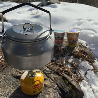 寒すぎて湯が沸かん！ぬるいラーメン食う