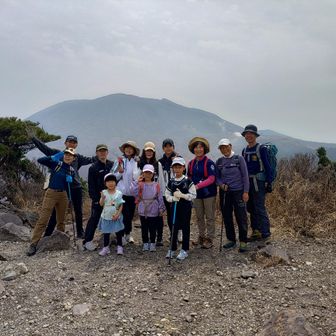 山頂で韓国岳をバックに！