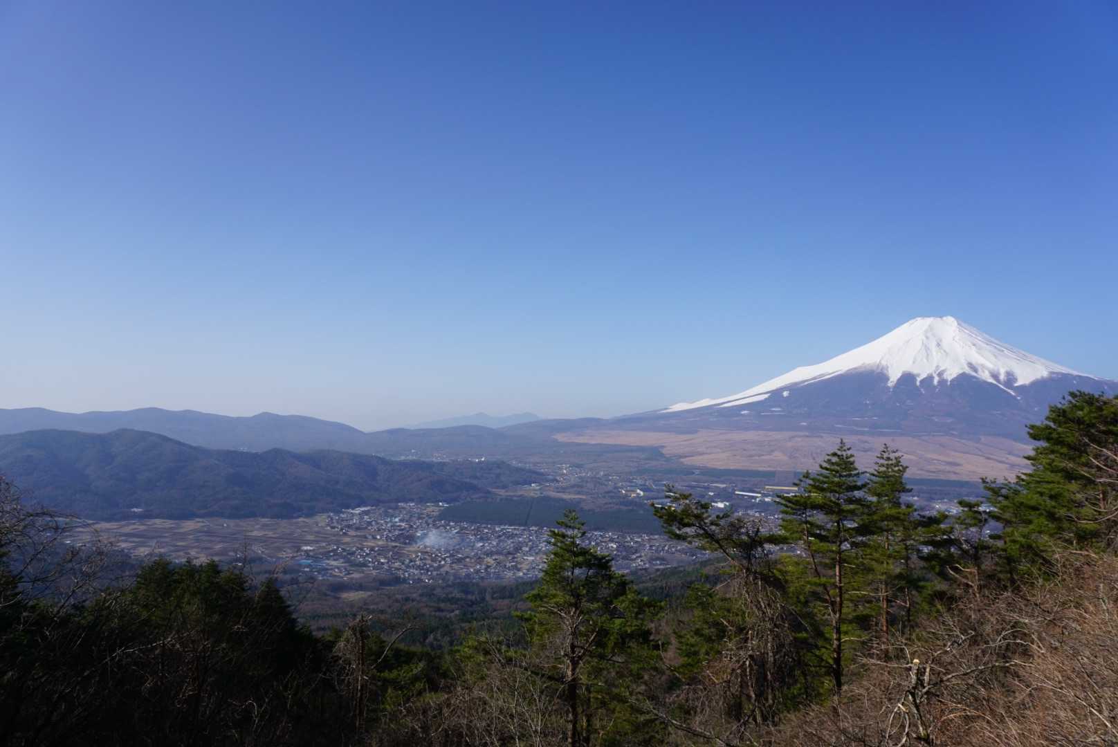 登りながらも富士山！
年末に次男と登った石割山、大平山、鉄砲木ノ頭が見える♪
