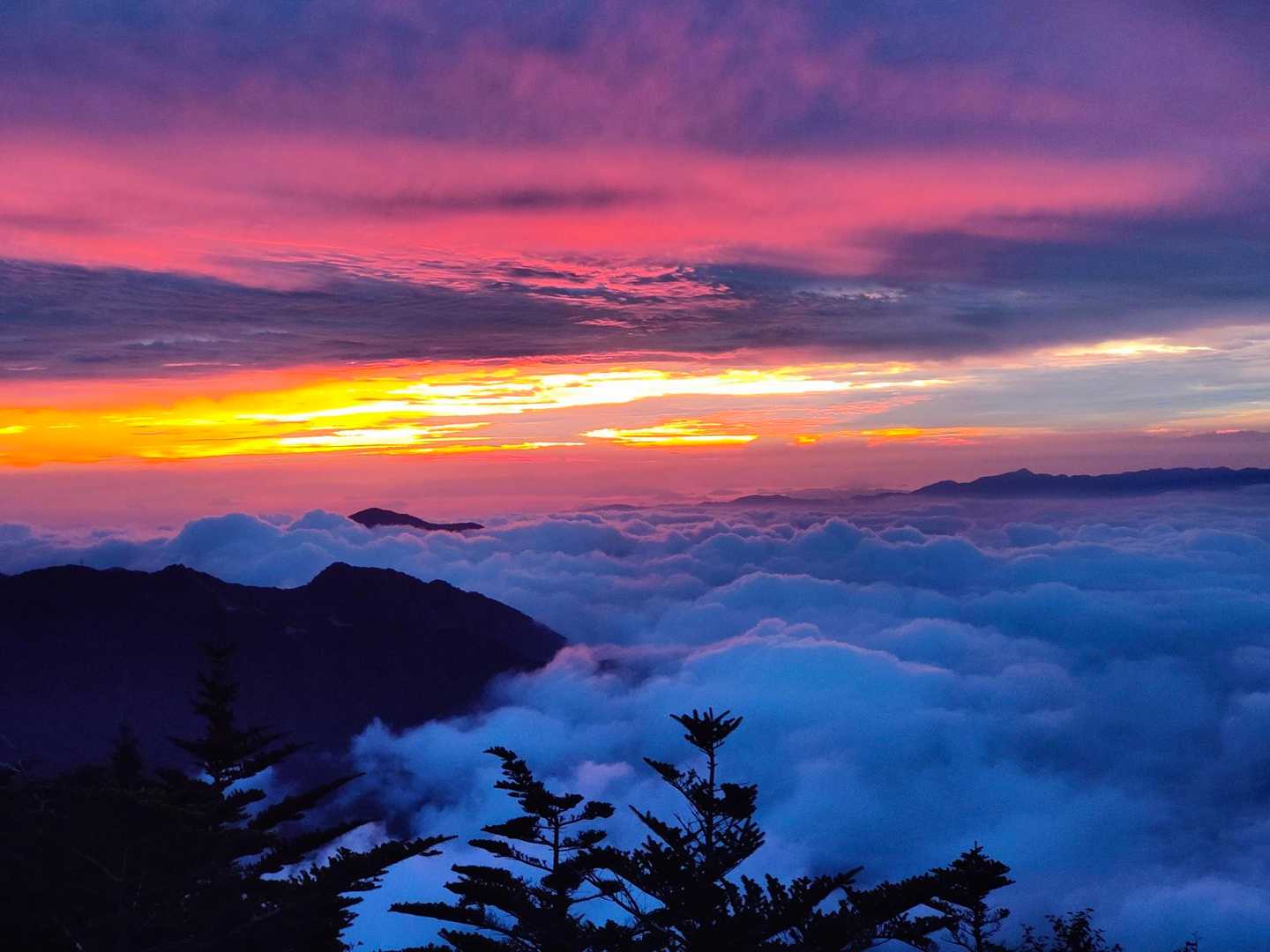 これぞ絶景雲海に沈む夕日
この色は自然でないと描けないですね。