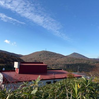 スタートしてすぐ振り向くと右奥に大好き狩勝山♪