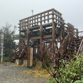 八幡平山頂(1613m)　展望台からオオシラビソの原生林が見えるらしい