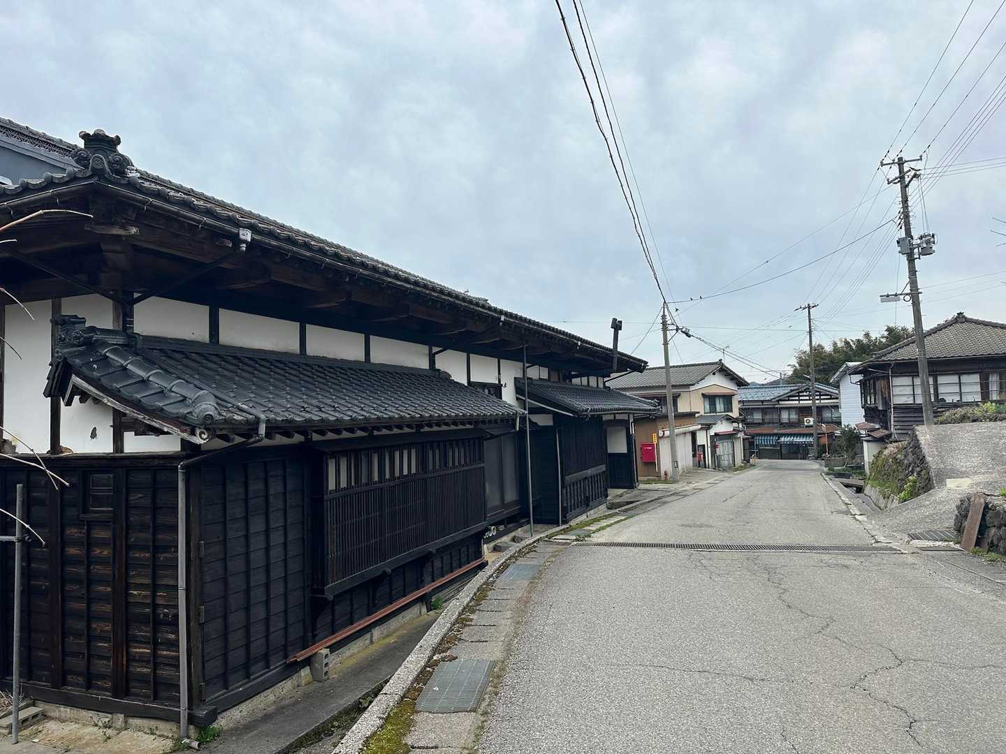 🚶県北の家屋は軒先が"せがい"造りが多く見られますねぇ🤔。