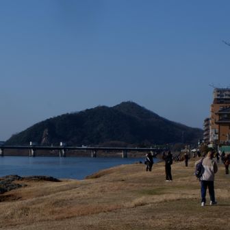 木曽川沿いに行く。
正面に伊木山が見える。