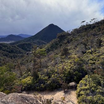 風を避けつつ眺めの良い場所にてお昼にします