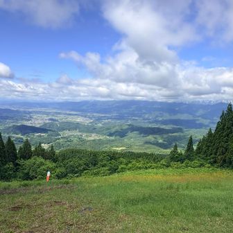 パラグライダーができる場所
飯豊連峰、葉山は雲の中