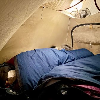 シュラフから出した口元が冷えるので、パートナーはマスクを着用していました。保温の効果があり良かった様です。
この気温ですとメリノウールのベースレイヤー上下だけで丁度良く、ダウンの上下は必要ありませんでした。
※シュラフとマットは厳冬期対応の物を使用しています。