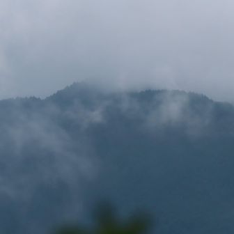 岩橋山の方にはまだ雲がかかっています。