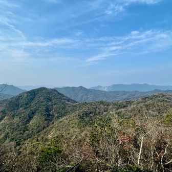 👈楞厳寺山、正面奥には華山🌸に一位ヶ岳🥇も✨