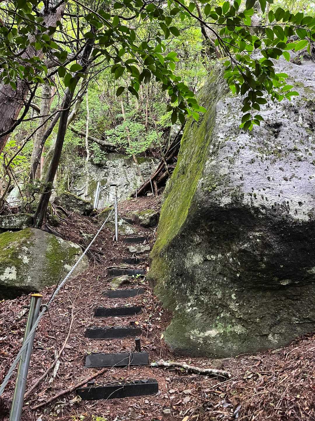 大岩の間抜けて