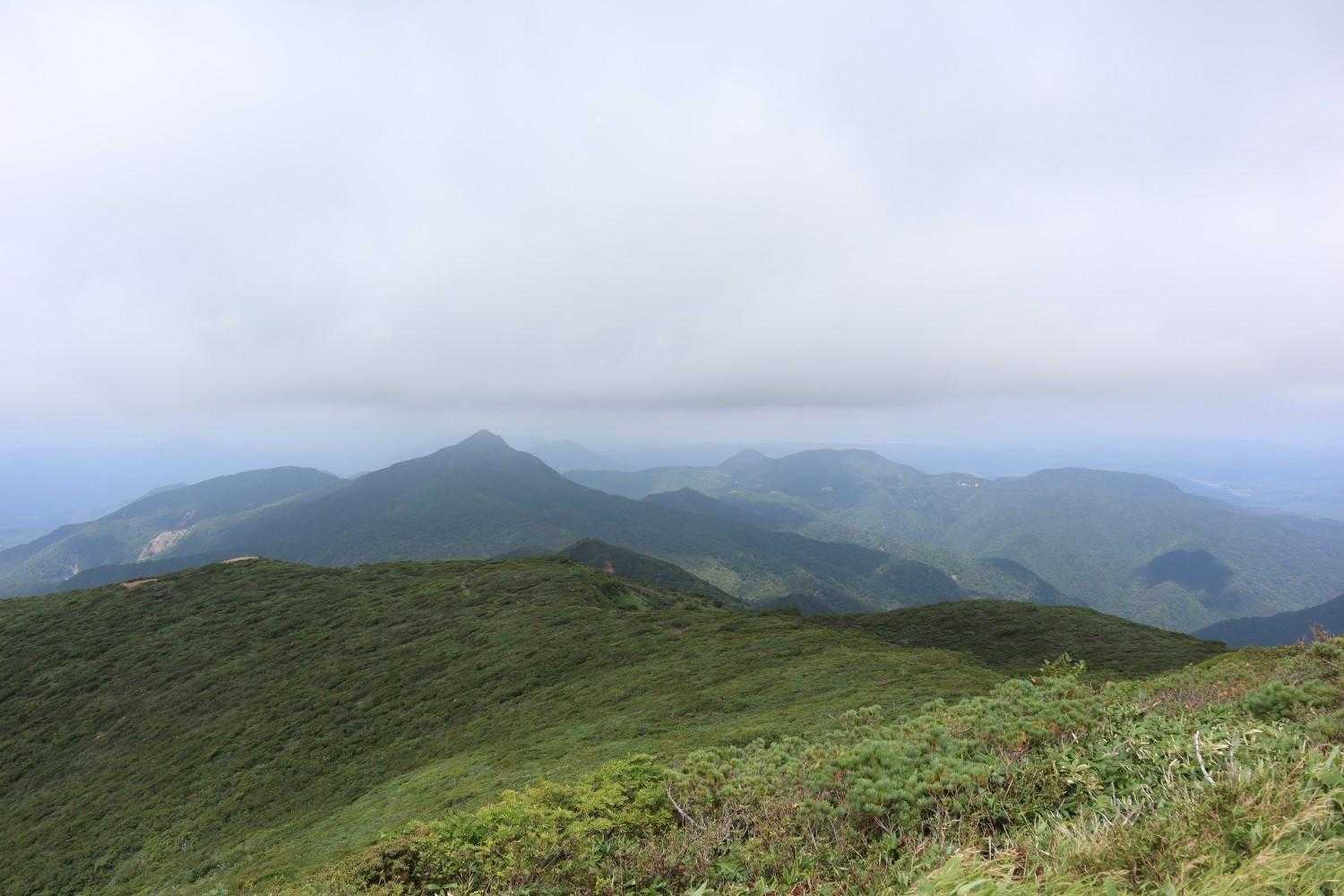 福島県側の山々⛰️
飯豊連峰、安達太良山、磐梯山方面(だと思う🤣)。