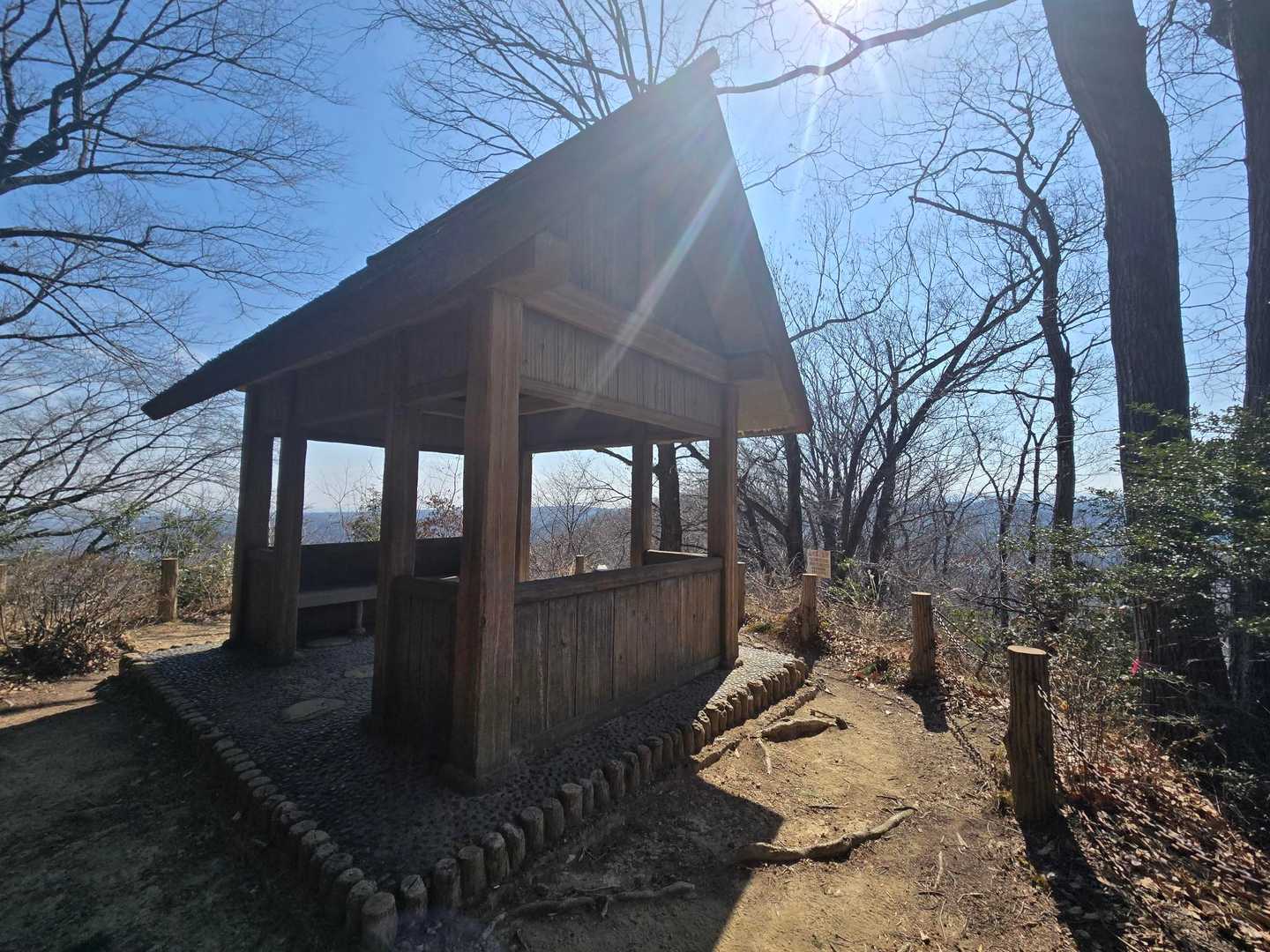 矢倉台の休憩所。草木が伸びて景色は少し見ずらい