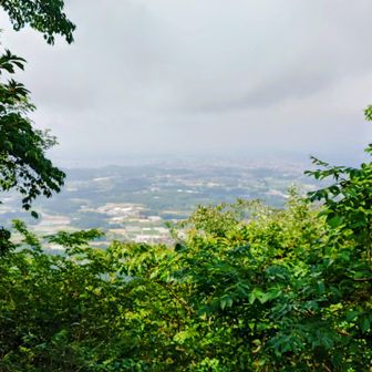 宇都宮市方面
たくさんのベンチが有りますが、誰も居ません。
おむすびを１個だけ食べました、
