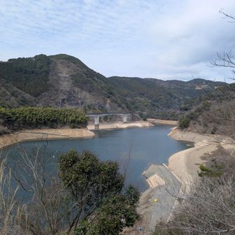 ダム周りの道はバイクや暴走する車がいて結構うるさいです