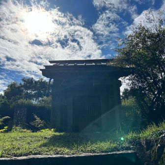 石垣の上には祠が
ここが吾国山山頂⛰️