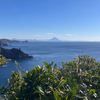高枝を切って開聞岳側の展望も開けた。
左手前から笠瀬岩
枕崎市の火の神岩
開聞岳