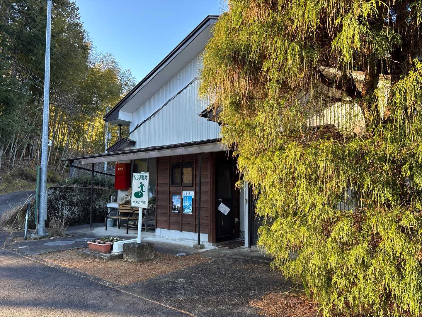 駐車場の前に公民館あり、お手洗いもあります。中に協力金を入れる箱あり。ありがたやー