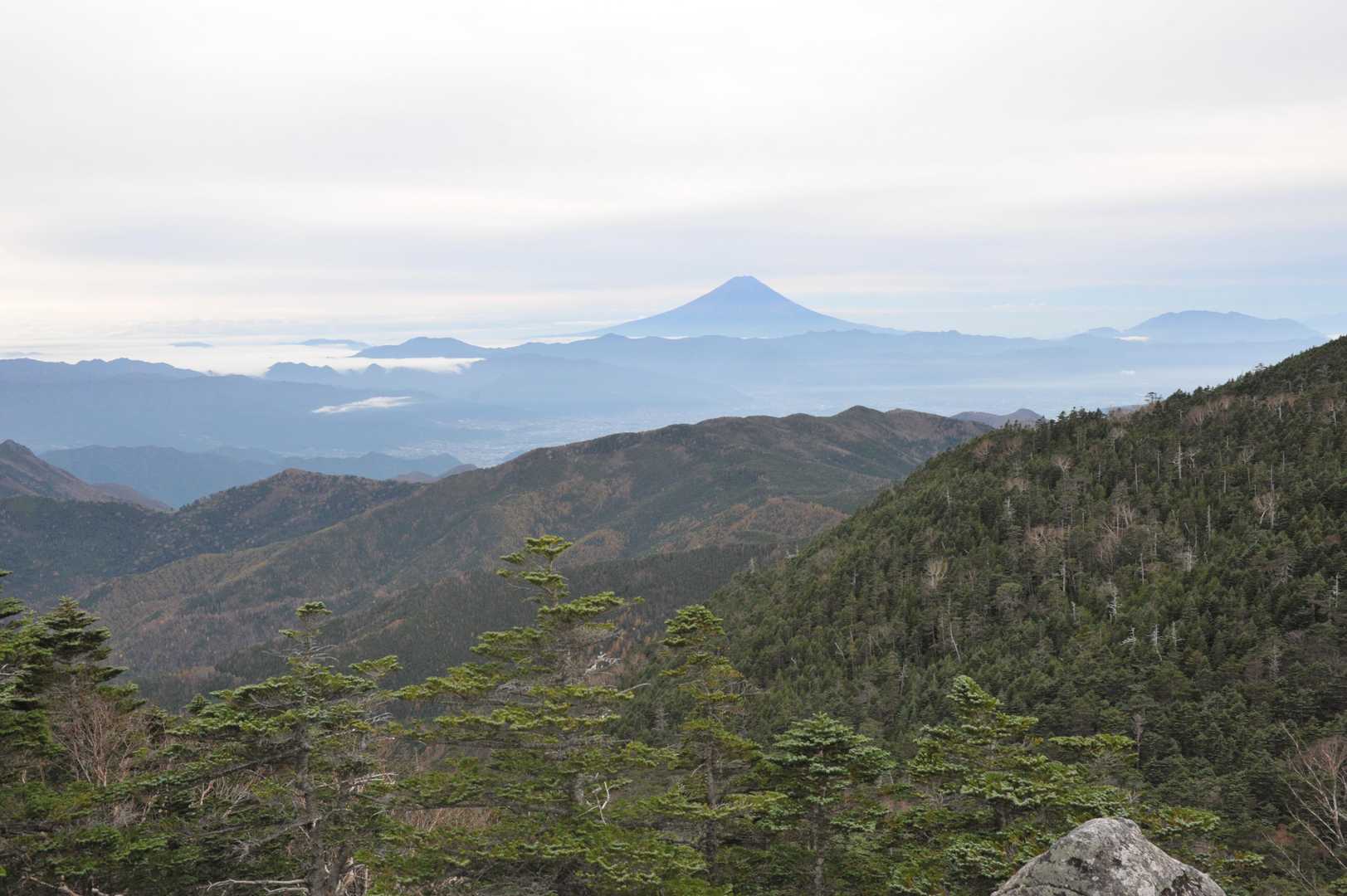 富士山。曇りの割に綺麗にその形が見えていて、幸せです。

さて、ここからはもう少し先まで足を延ばして