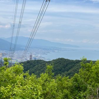 音羽山頂上に到着しました⛰️
比良山系はくっきりと、湖北の山並みもかすかに見えます✨