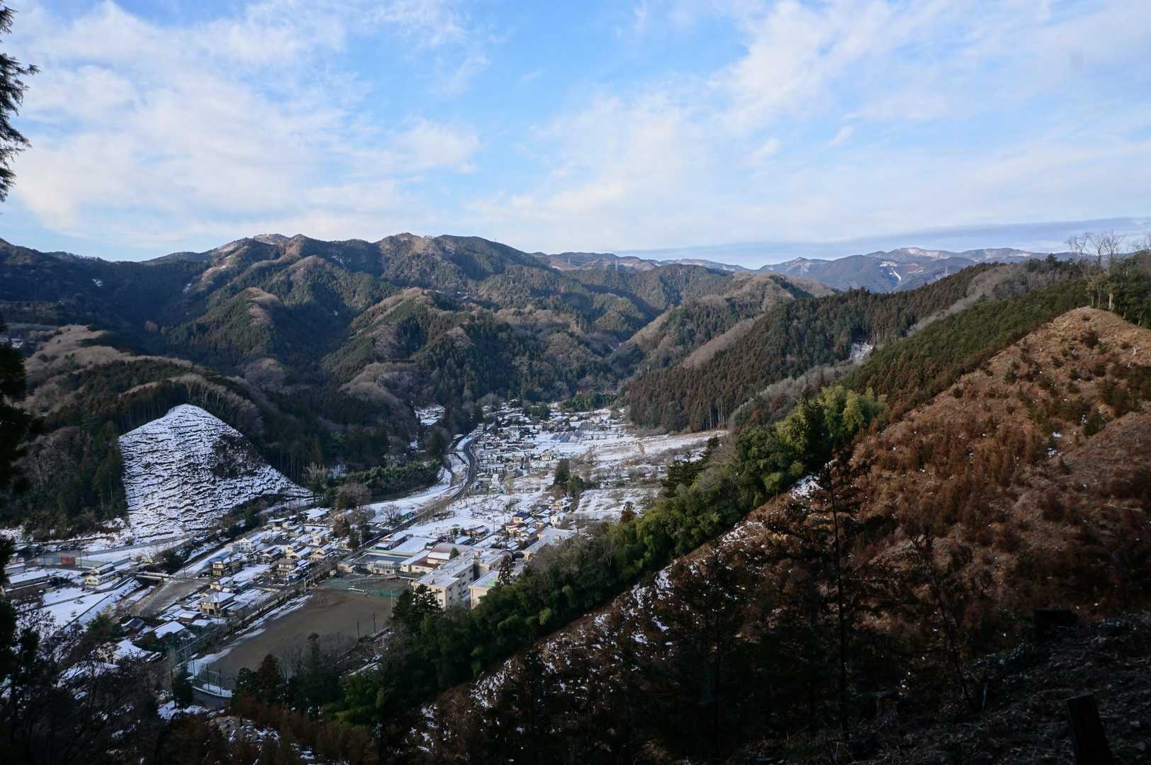 千手山を後にして少し進むと伐採地に出た！
とても良い景色で麓の町が見えた。
目の前の山々は裏高尾山域だね