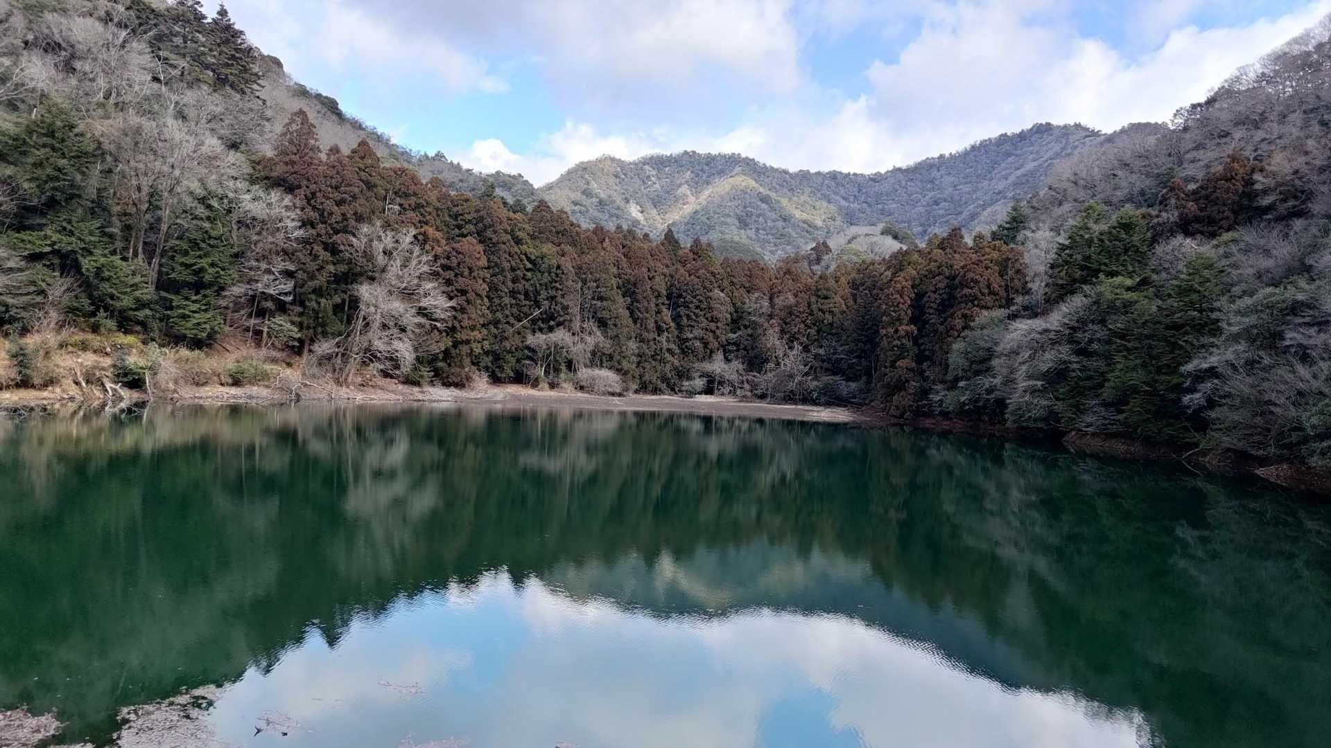 これまた登り始め。
確か、池だったと思う。
山と空が映るときれいに見えます。