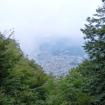 御殿着きました😊
鐘もありました
白さはぬけません😄