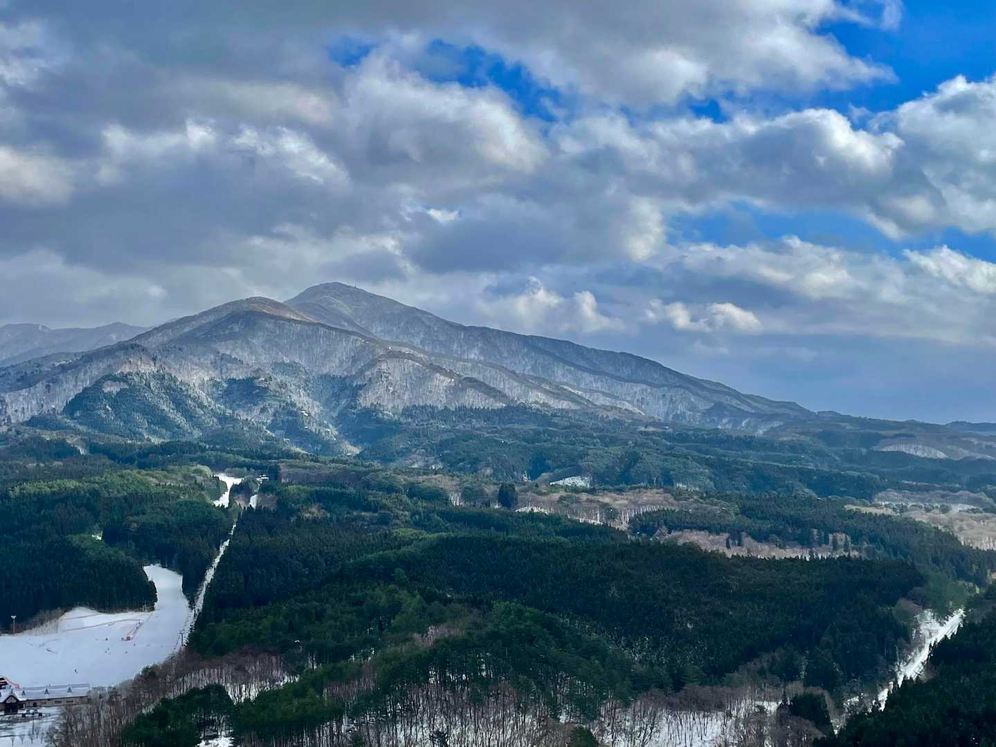 太平山系の前岳。奥岳は雲の中☁️