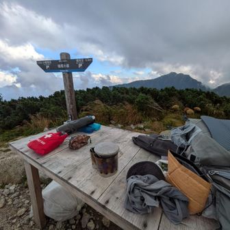 外のテーブルがガラ空きだったのでテント張るのは後回しにして夕ご飯タイム