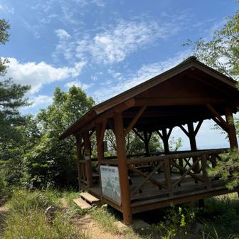 継鹿尾山山頂のあづま屋