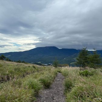 正面は蓼科山〜。
山頂ガス気味かな〜。