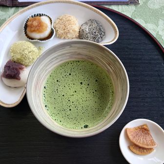 熊野神社近くの碓氷山荘にて抹茶セット力餅ハーフ