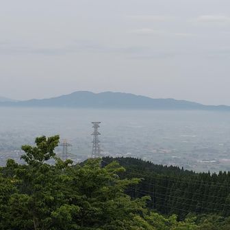 低層雲に浮かぶ医王山⛰️と、