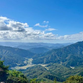 絶景かな〜👍
しばし、景色と空気を楽しみました☀️
案内板によると、左奥に、福知山の市街地が見えている〜