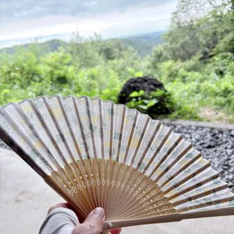 扇子があると休憩中の快適さが違いますね