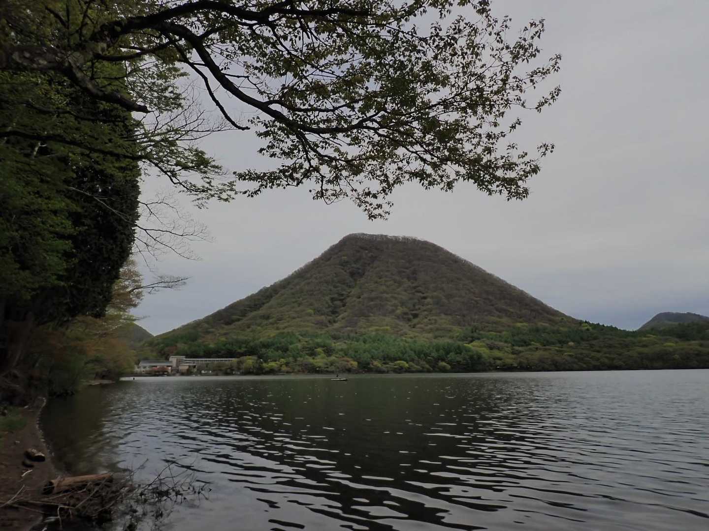 湖畔を歩いて車に戻る