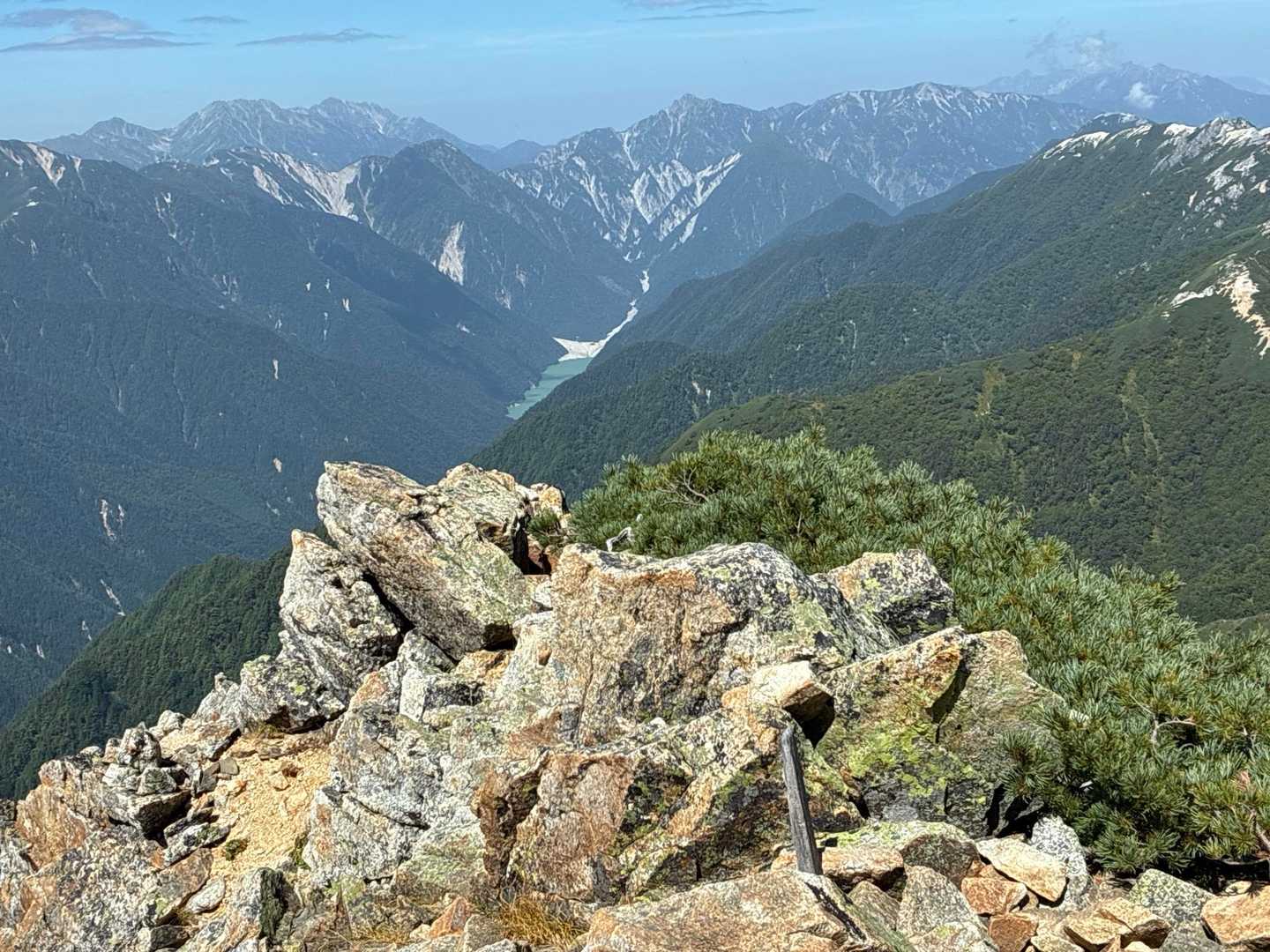 針木から続く後立山連峰、五竜まで見えました。
立山連峰もよく見えてます。
