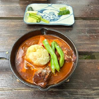 旧来の「ビーフシチュー」から進化した逸品
だそうです。
過去2回来た時は食べられなかったビーフシチューを食べたかったけど、ビーフシチューは終わり、この牛タンシチューがヒュッテ入笠の人気ナンバー1になりそう。
柔らかく煮込んである牛タンが美味しくないワケがない❗️
添えてあるキューリとセロリの塩加減はいい塩梅😋