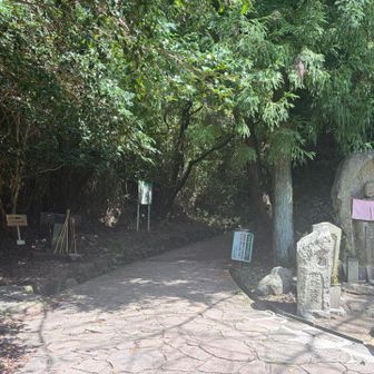 無事下山！ふりかえって。
行きは左の道へ。帰りは右の道から。